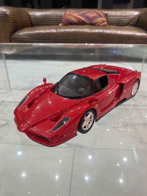 LARGE DIE CAST FERRARI HOTWHEELS ENZO FERRA!!!!!
