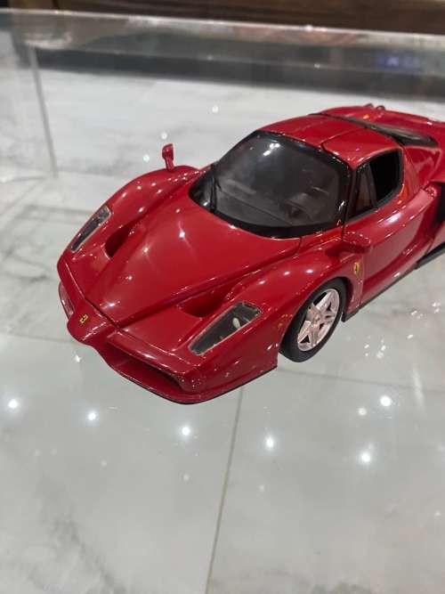 LARGE DIE CAST FERRARI HOTWHEELS ENZO FERRA!!!!!