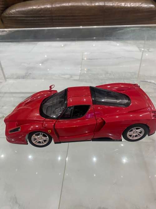 LARGE DIE CAST FERRARI HOTWHEELS ENZO FERRA!!!!!