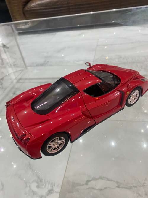 LARGE DIE CAST FERRARI HOTWHEELS ENZO FERRA!!!!!
