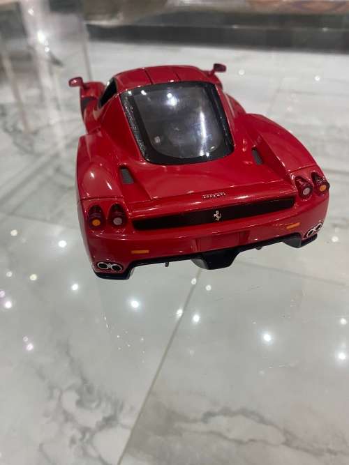 LARGE DIE CAST FERRARI HOTWHEELS ENZO FERRA!!!!!