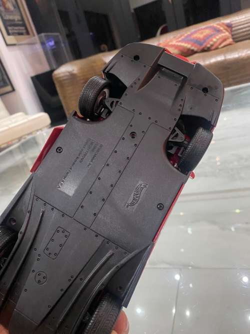 LARGE DIE CAST FERRARI HOTWHEELS ENZO FERRA!!!!!