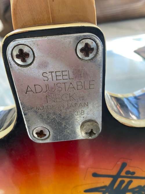 DIA 1303T GUITAR IN BAD CONDITION DAMAGE SHOWN ON PICTURES!!!