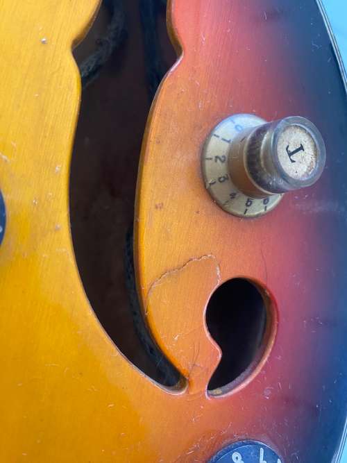 DIA 1303T GUITAR IN BAD CONDITION DAMAGE SHOWN ON PICTURES!!!