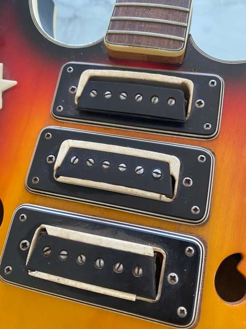 DIA 1303T GUITAR IN BAD CONDITION DAMAGE SHOWN ON PICTURES!!!