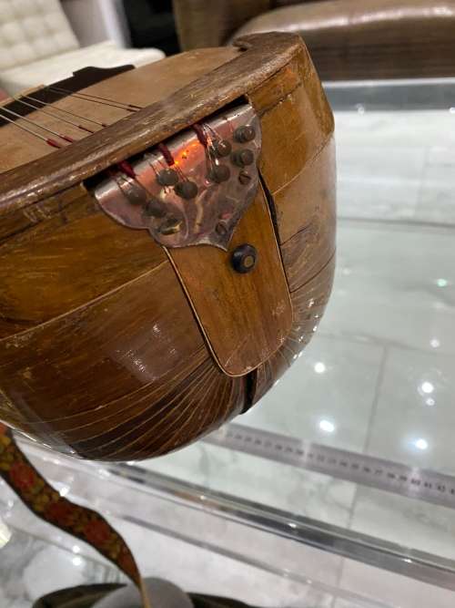 VINTAGE 8 STRING MANDOLIN DAMAGED NEED TO BE RESTORED AS SEEN ON PICTURES!!!!