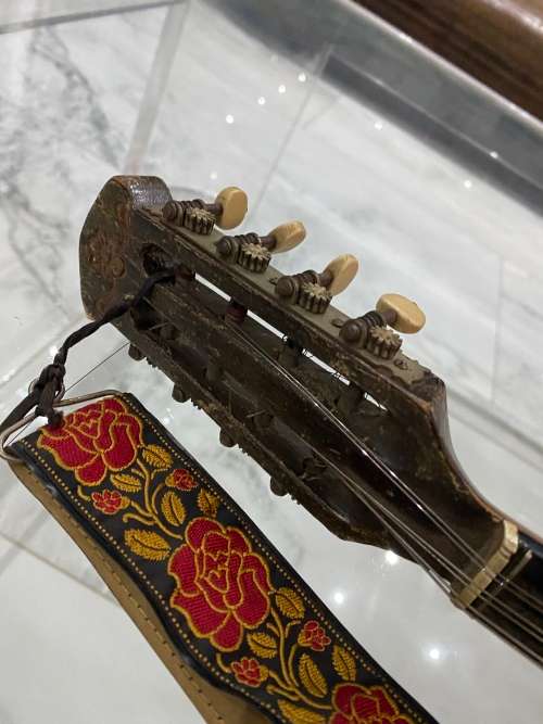 VINTAGE 8 STRING MANDOLIN DAMAGED NEED TO BE RESTORED AS SEEN ON PICTURES!!!!