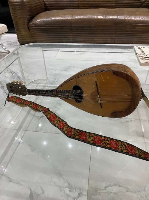 VINTAGE 8 STRING MANDOLIN DAMAGED NEED TO BE RESTORED AS SEEN ON PICTURES!!!!