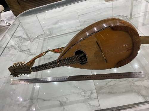 VINTAGE 8 STRING MANDOLIN DAMAGED NEED TO BE RESTORED AS SEEN ON PICTURES!!!!