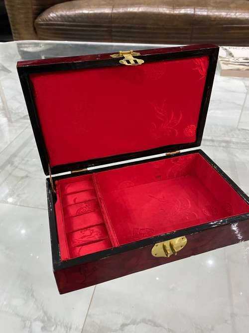 BEAUTIFUL CORKSCREW JEWELLERY BOX !!!