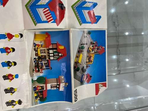 Collection of vintage legos bid for all as seen on pictures on case included!!!!