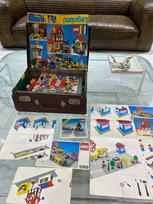 Collection of vintage legos bid for all as seen on pictures on case included!!!!