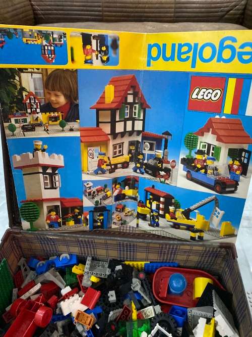 Collection of vintage legos bid for all as seen on pictures on case included!!!!
