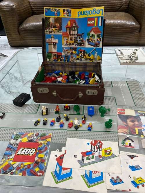 Collection of vintage legos bid for all as seen on pictures on case included!!!!