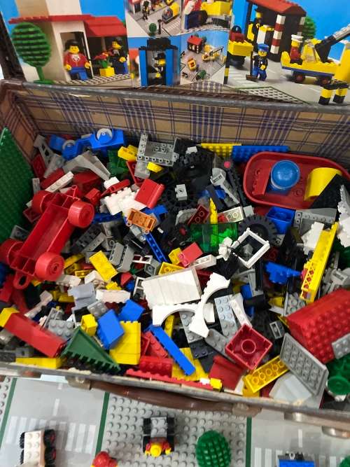 Collection of vintage legos bid for all as seen on pictures on case included!!!!