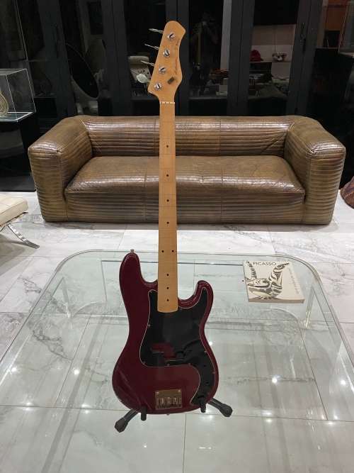 LARGE ELECTRICAL GUITAR NOT WORKING NEEDS TO BE RESTORED COMES WITH STAND !!