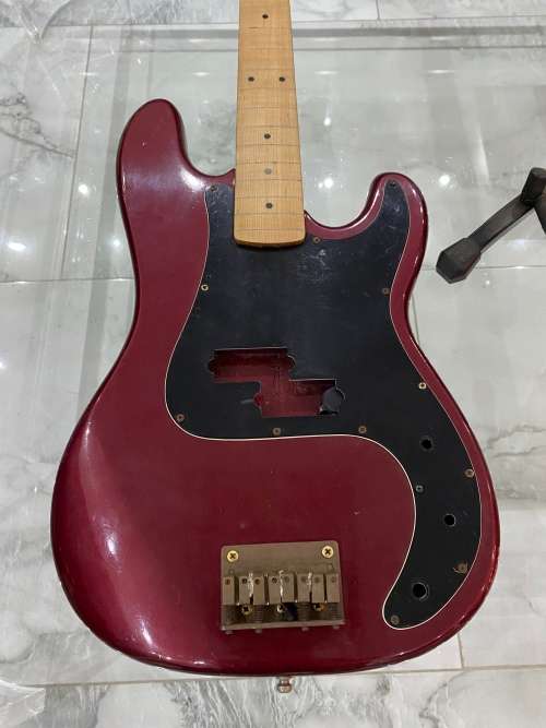 LARGE ELECTRICAL GUITAR NOT WORKING NEEDS TO BE RESTORED COMES WITH STAND !!