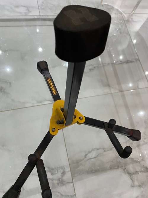 LARGE ELECTRICAL GUITAR NOT WORKING NEEDS TO BE RESTORED COMES WITH STAND !!