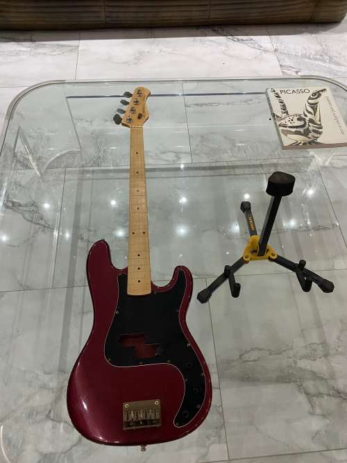 LARGE ELECTRICAL GUITAR NOT WORKING NEEDS TO BE RESTORED COMES WITH STAND !!