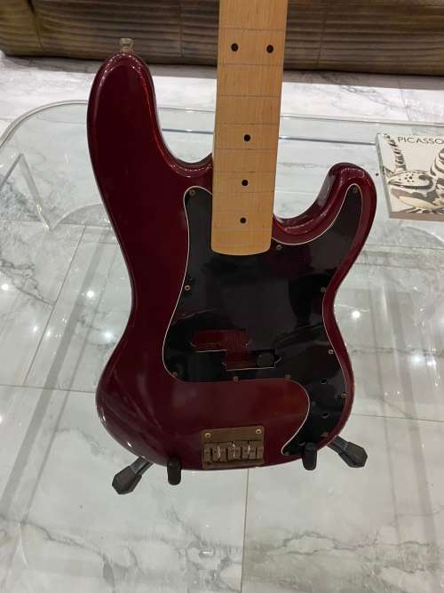 LARGE ELECTRICAL GUITAR NOT WORKING NEEDS TO BE RESTORED COMES WITH STAND !!