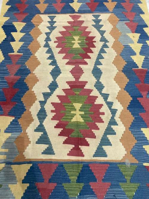 BEAUTIFUL CARPET SIZE 114cm x 167cm !!