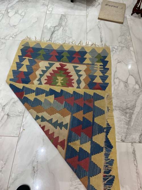 BEAUTIFUL CARPET SIZE 114cm x 167cm !!