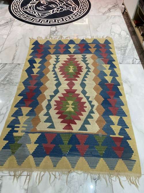 BEAUTIFUL CARPET SIZE 114cm x 167cm !!
