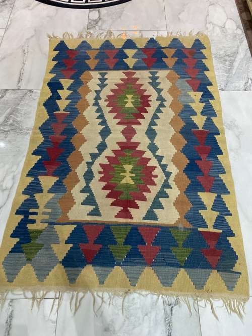 BEAUTIFUL CARPET SIZE 114cm x 167cm !!