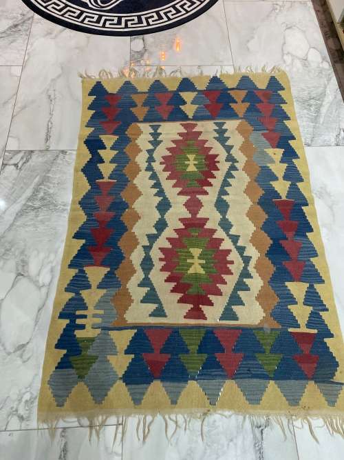 BEAUTIFUL CARPET SIZE 114cm x 167cm !!