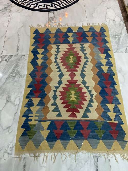 BEAUTIFUL CARPET SIZE 114cm x 167cm !!