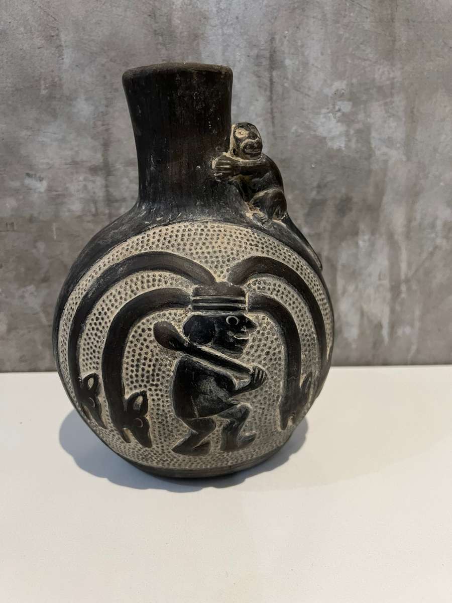 Highly detailed grey vase has chip on rim as show on picture 21CM tall !!!!