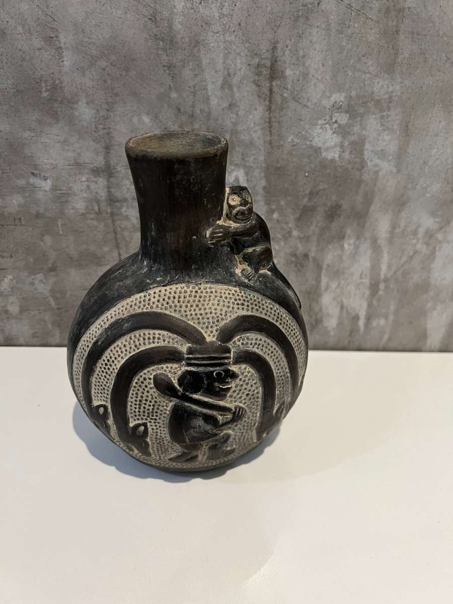 Highly detailed grey vase has chip on rim as show on picture 21CM tall !!!!