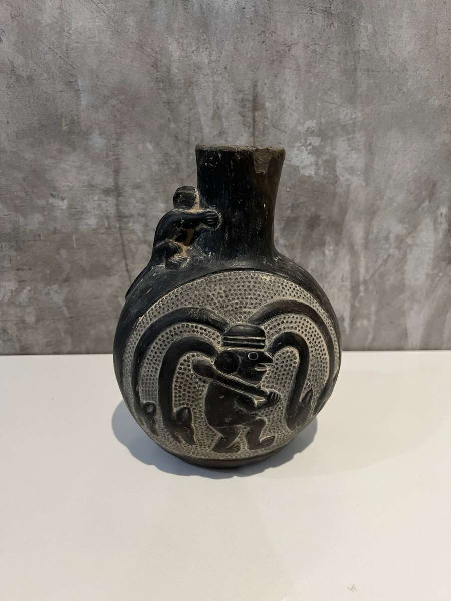 Highly detailed grey vase has chip on rim as show on picture 21CM tall !!!!