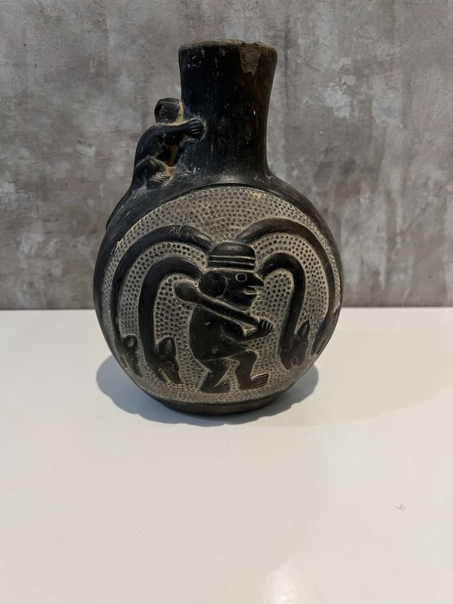 Highly detailed grey vase has chip on rim as show on picture 21CM tall !!!!