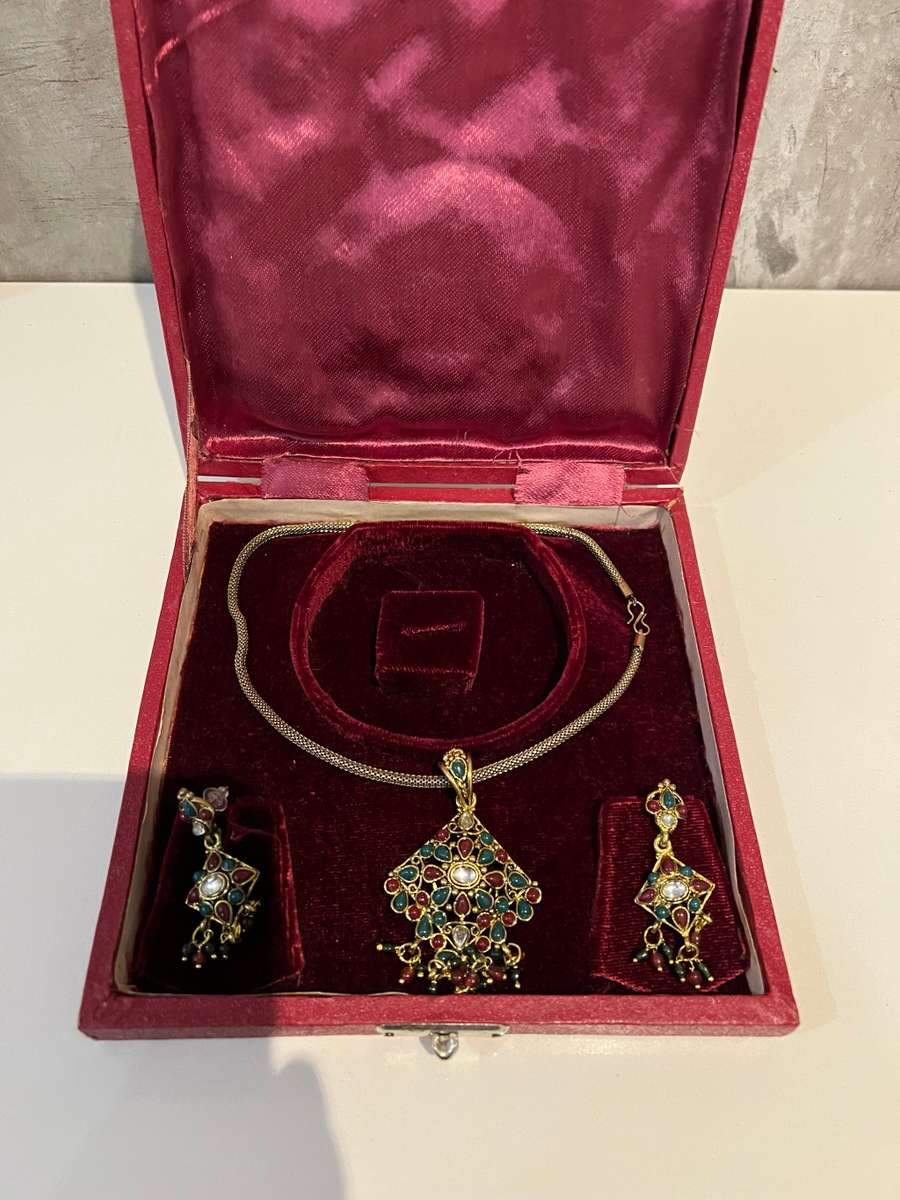 BEAUTIFUL RED AND GREEN NECKLACE SET IN CASE !!!