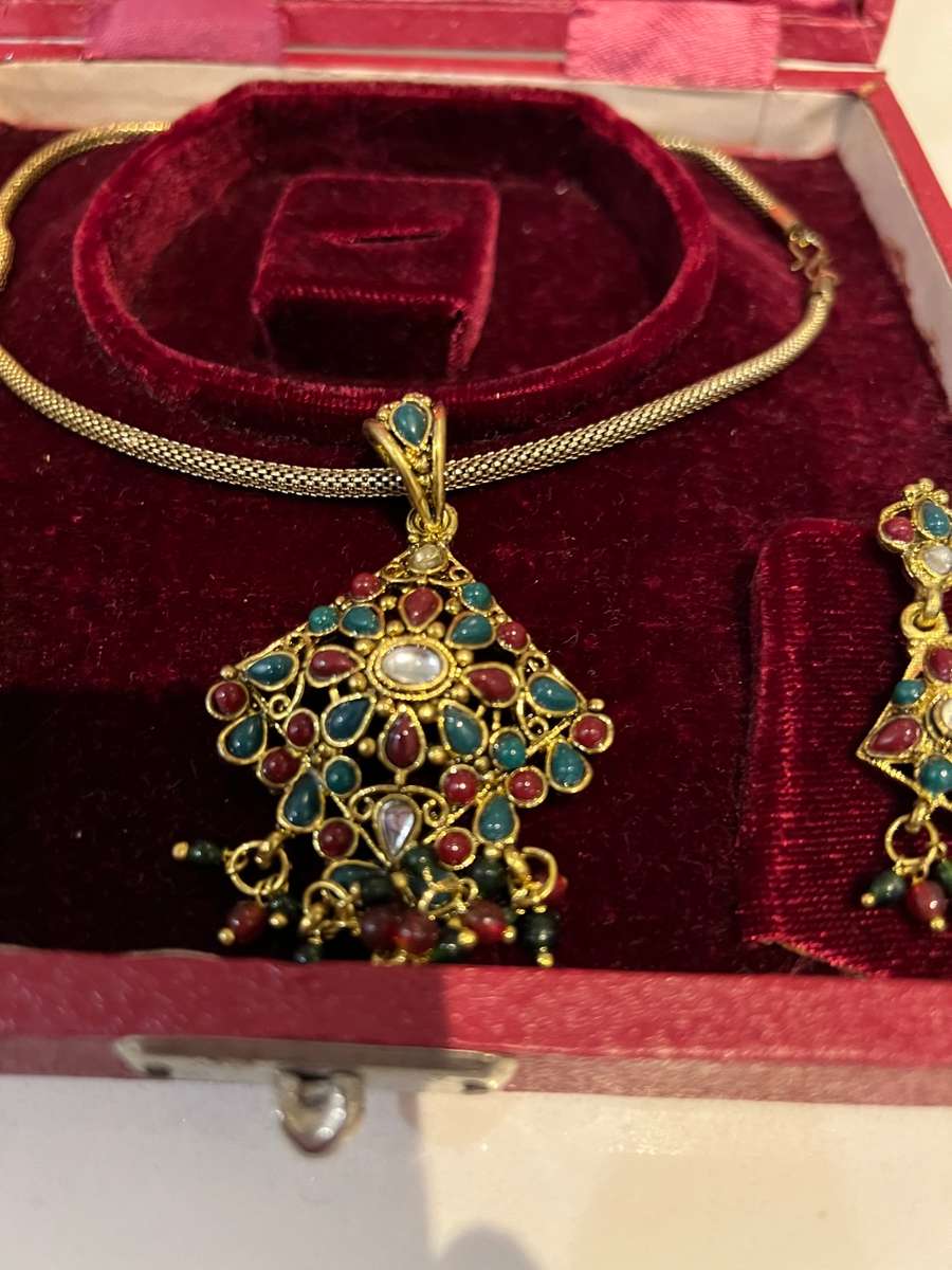 BEAUTIFUL RED AND GREEN NECKLACE SET IN CASE !!!