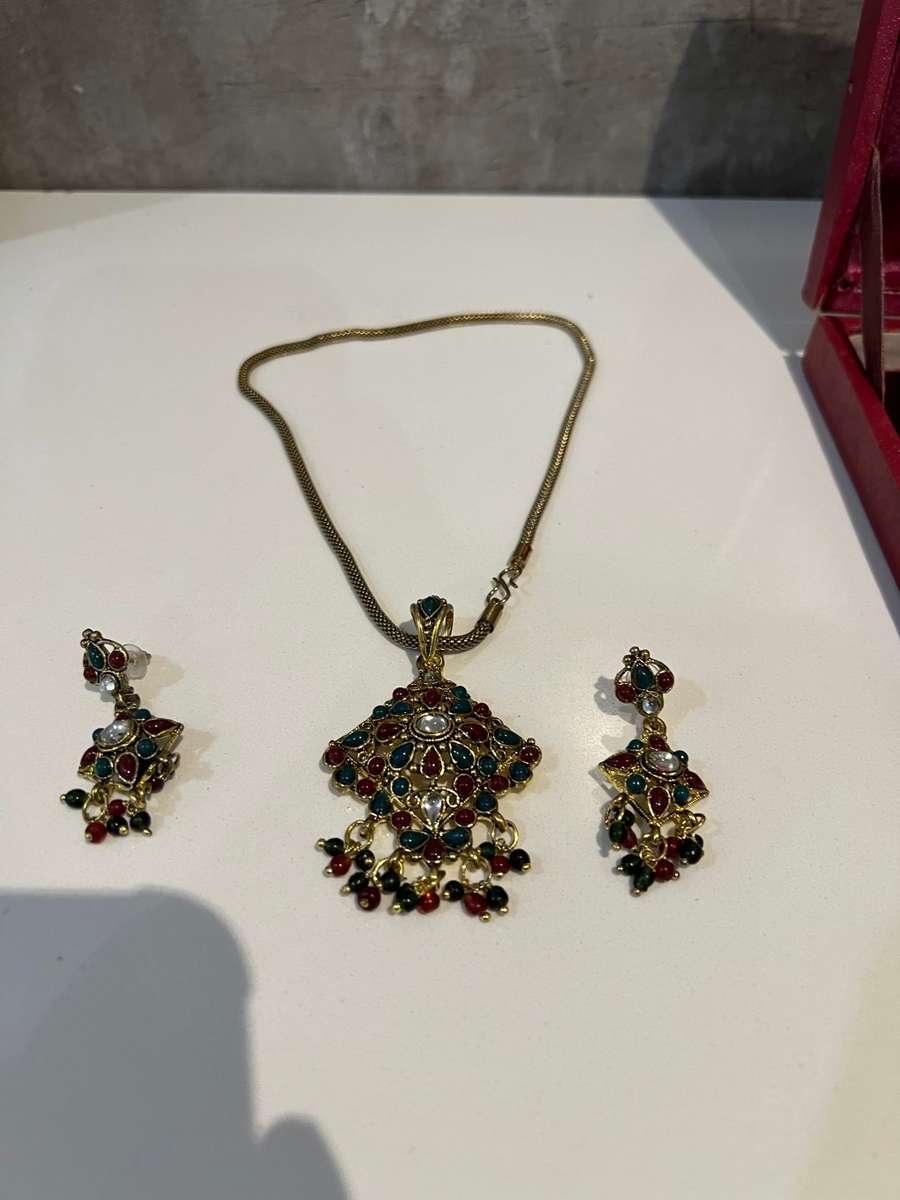 BEAUTIFUL RED AND GREEN NECKLACE SET IN CASE !!!