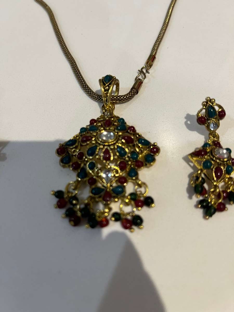 BEAUTIFUL RED AND GREEN NECKLACE SET IN CASE !!!