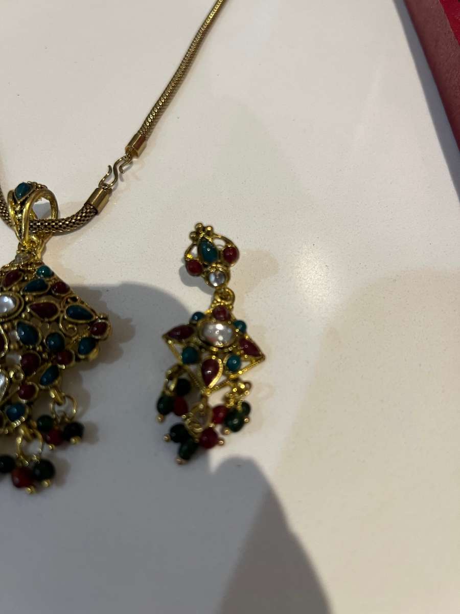 BEAUTIFUL RED AND GREEN NECKLACE SET IN CASE !!!