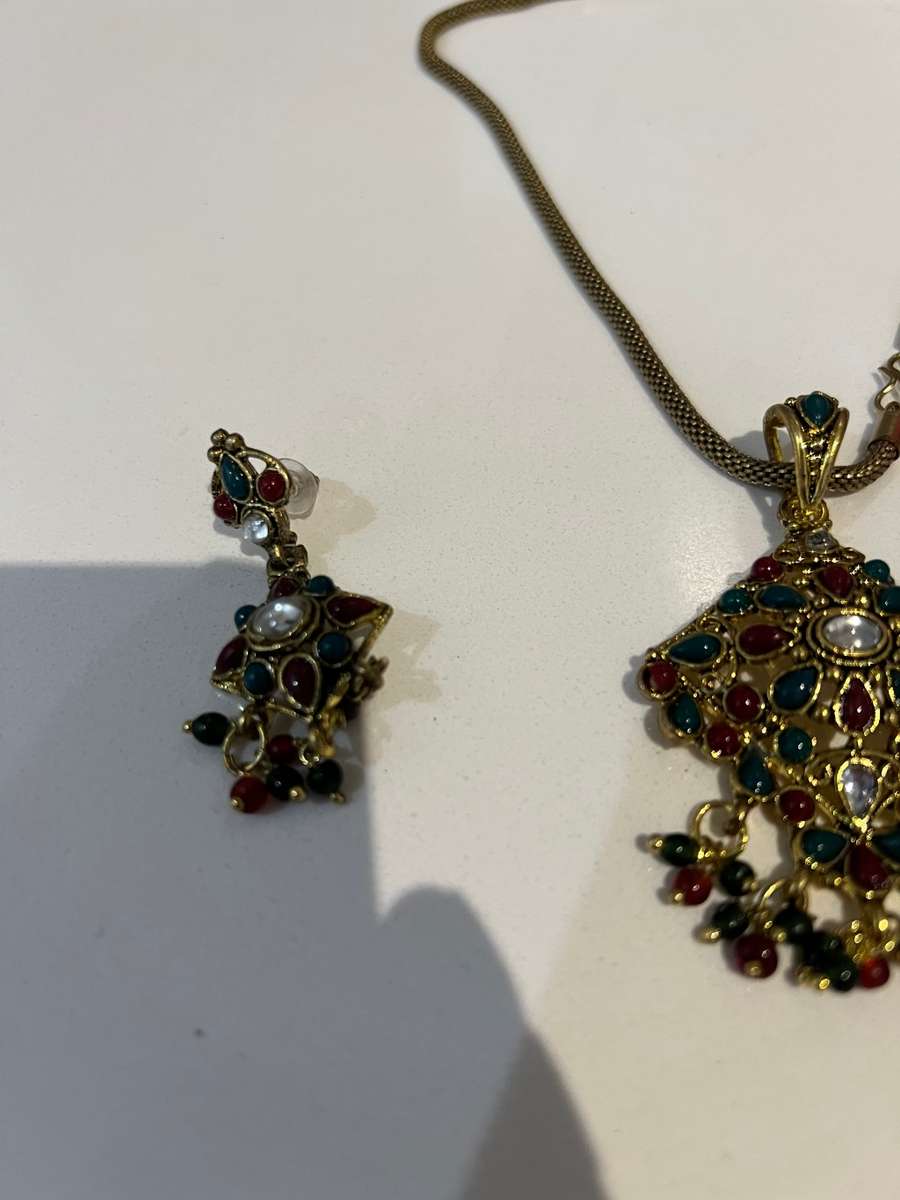 BEAUTIFUL RED AND GREEN NECKLACE SET IN CASE !!!
