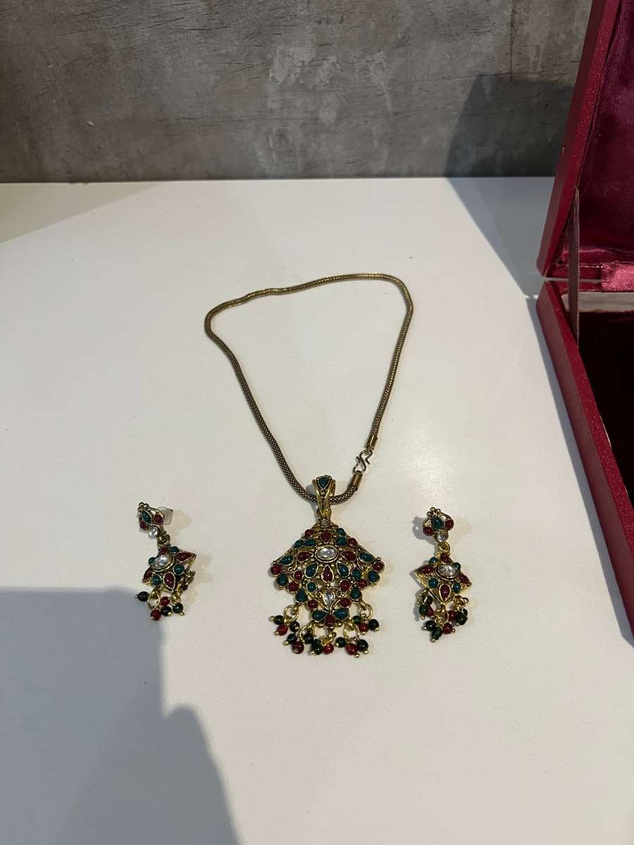 BEAUTIFUL RED AND GREEN NECKLACE SET IN CASE !!!