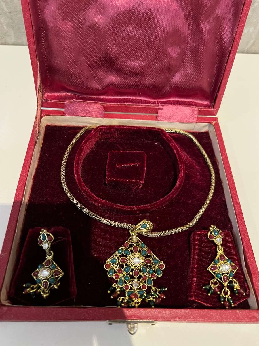 BEAUTIFUL RED AND GREEN NECKLACE SET IN CASE !!!
