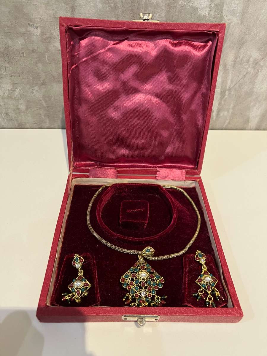 BEAUTIFUL RED AND GREEN NECKLACE SET IN CASE !!!