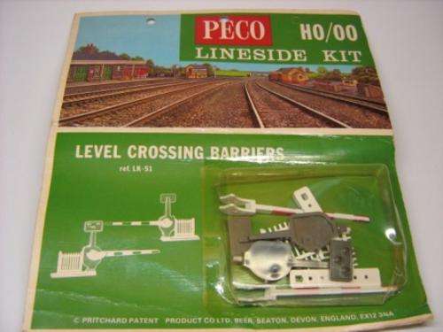 H0/00 Peco Level Crossing Barriers - sealed
