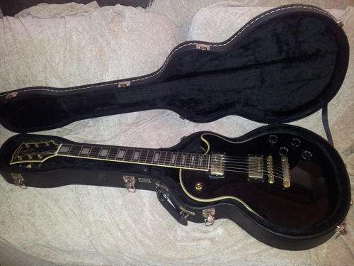 Academy Gibson Les Paul Replica comes in a black hard guitar case