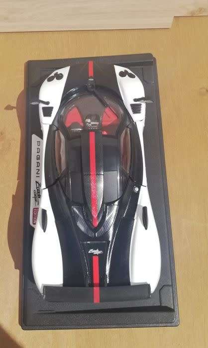 Pagani Zonda 5 Cinque White and Black 1/18 Diecast Model Car by Motormax