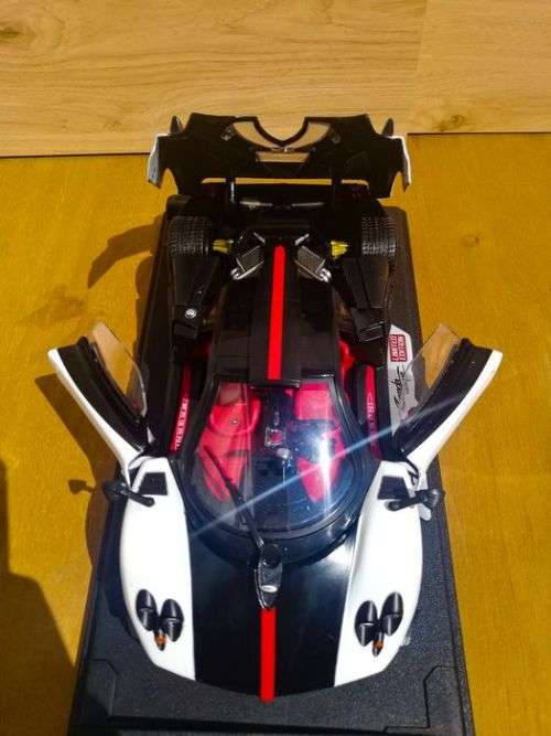 Pagani Zonda 5 Cinque White and Black 1/18 Diecast Model Car by Motormax