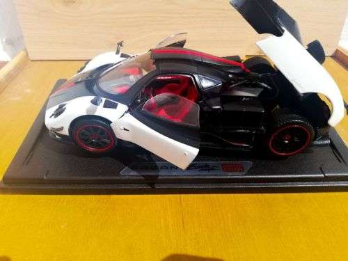 Pagani Zonda 5 Cinque White and Black 1/18 Diecast Model Car by Motormax