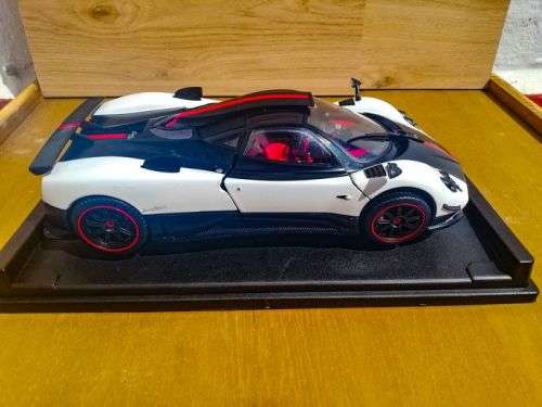 Pagani Zonda 5 Cinque White and Black 1/18 Diecast Model Car by Motormax