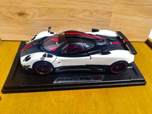 Pagani Zonda 5 Cinque White and Black 1/18 Diecast Model Car by Motormax